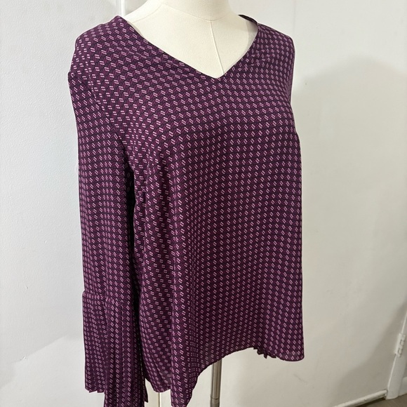 Banana Republic Purple Geometric Blouse Accordion Bell Sleeve V-Neck Womens Sz M - Picture 2 of 9